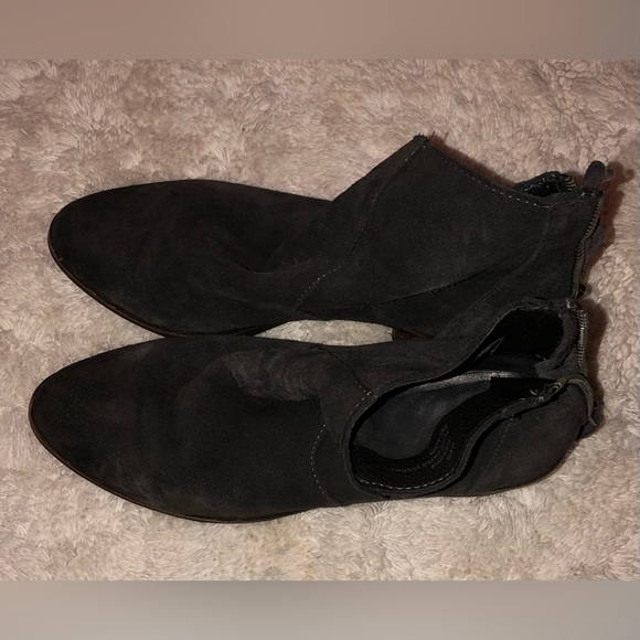 Dolce Vita ankle boots size 6 1/2 leather upper preowned

Bundle2save $ Shipping - Picture 4 of 10